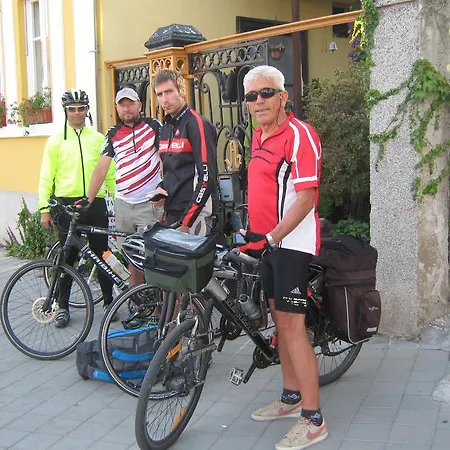 Vendégház Base For Adventurers - Urban Guerrilla